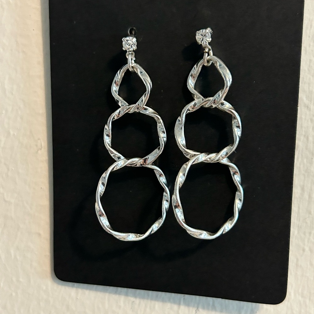 ❤️4/$20 Silver Toned Twisted Hoop Earrings